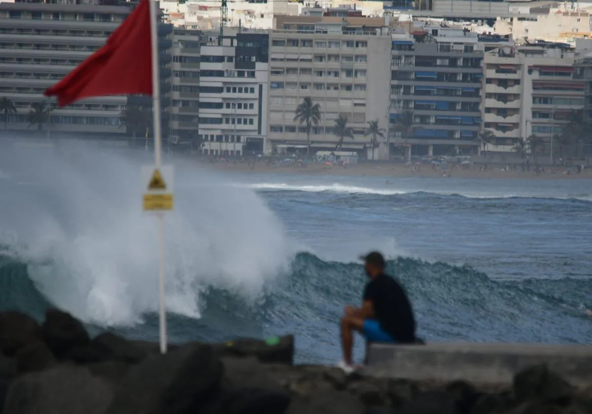 El Gobierno de Canarias declara la situación de alerta por olas de cuatro a seis metros