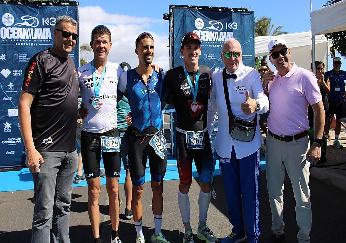 Foto de familia del podio masculino en Media Distancia.