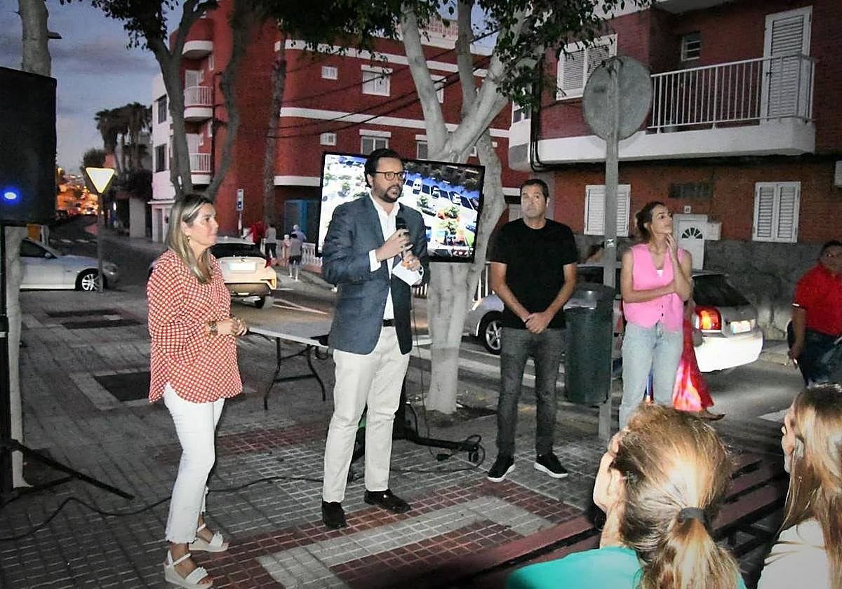 Sergio Ramos, ante los vecinos de Salinetas.