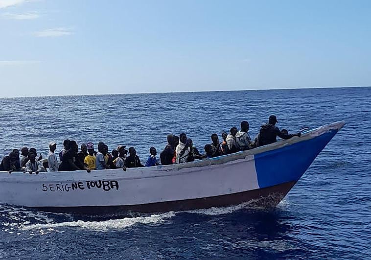 Imagen del cayuco de 53 personas que arribó a las costas del Hierro este domingo, el tercero de la jornada.