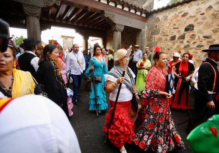 La tradicional romería del Rocío recorrió este domingo las calles de la villa de Teror.
