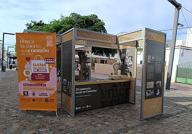 Expositor del Gobierno canario que repasa la historia del comercio local y que está instalada en la calle peatonal Primero de Mayo de Puerto del Rosario.