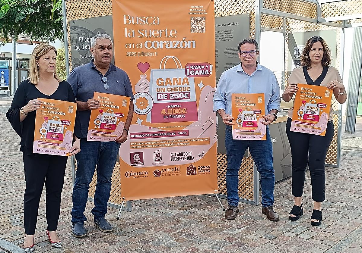 El alcalde David de Vera, con otros concejales, y Daniela Plotegher, presidenta de la Asociación de Empresarios de Puerto del Rosario.