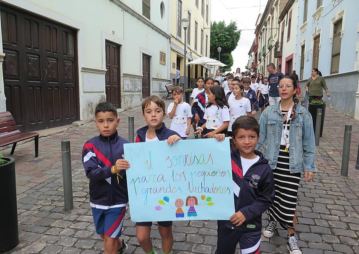 Imagen secundaria 1 - Más de 400 escolares recorren el casco histórico de Guía por la leucemia infantil