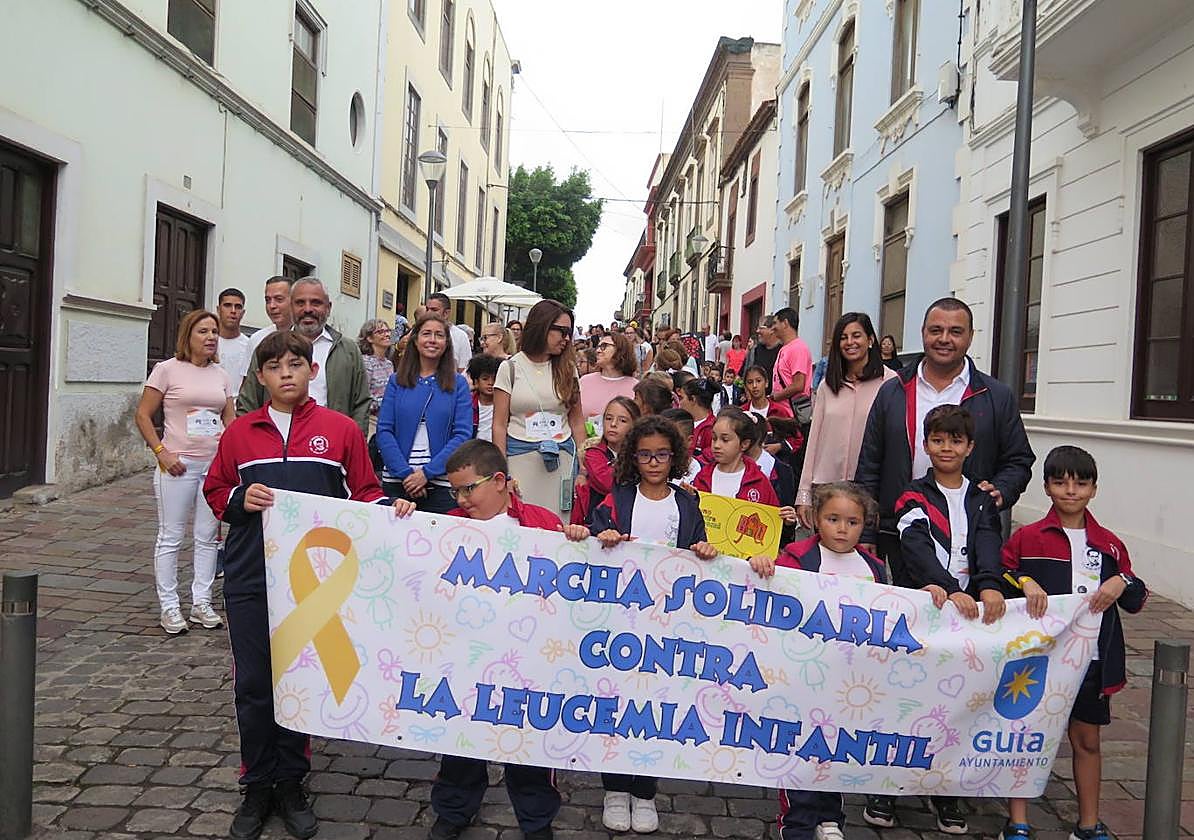 Más de 400 escolares recorren el casco histórico de Guía por la leucemia infantil
