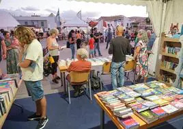 El escritor Figu García, de espaldas, en la Feria del Libro.