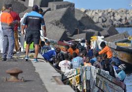 Uno de los cayucos que ha llegado al puerto de La Restinga, este lunes.