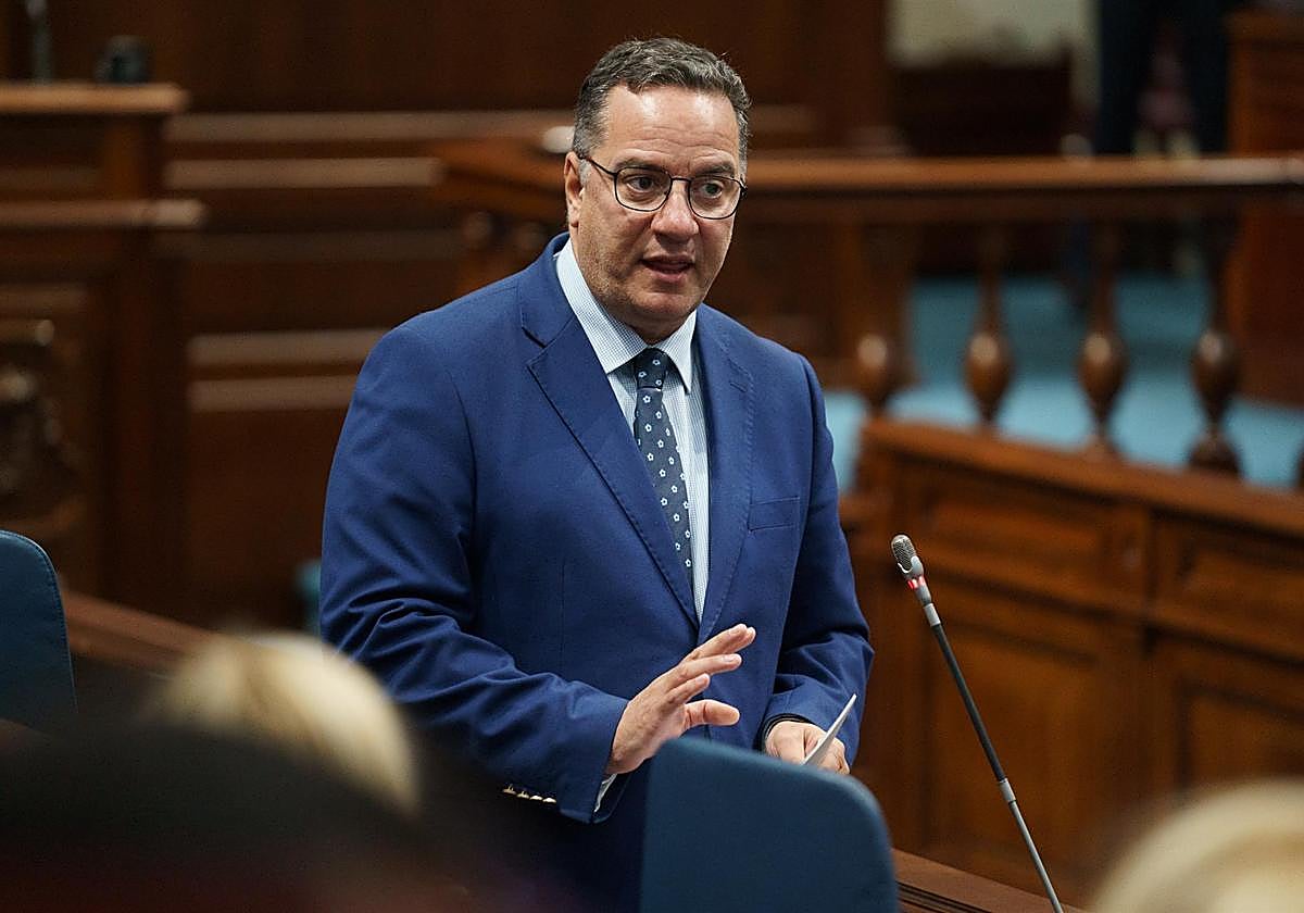 Poli Suárez, actual consejero de Educación, en una comparecencia en el Parlamento de Canarias.
