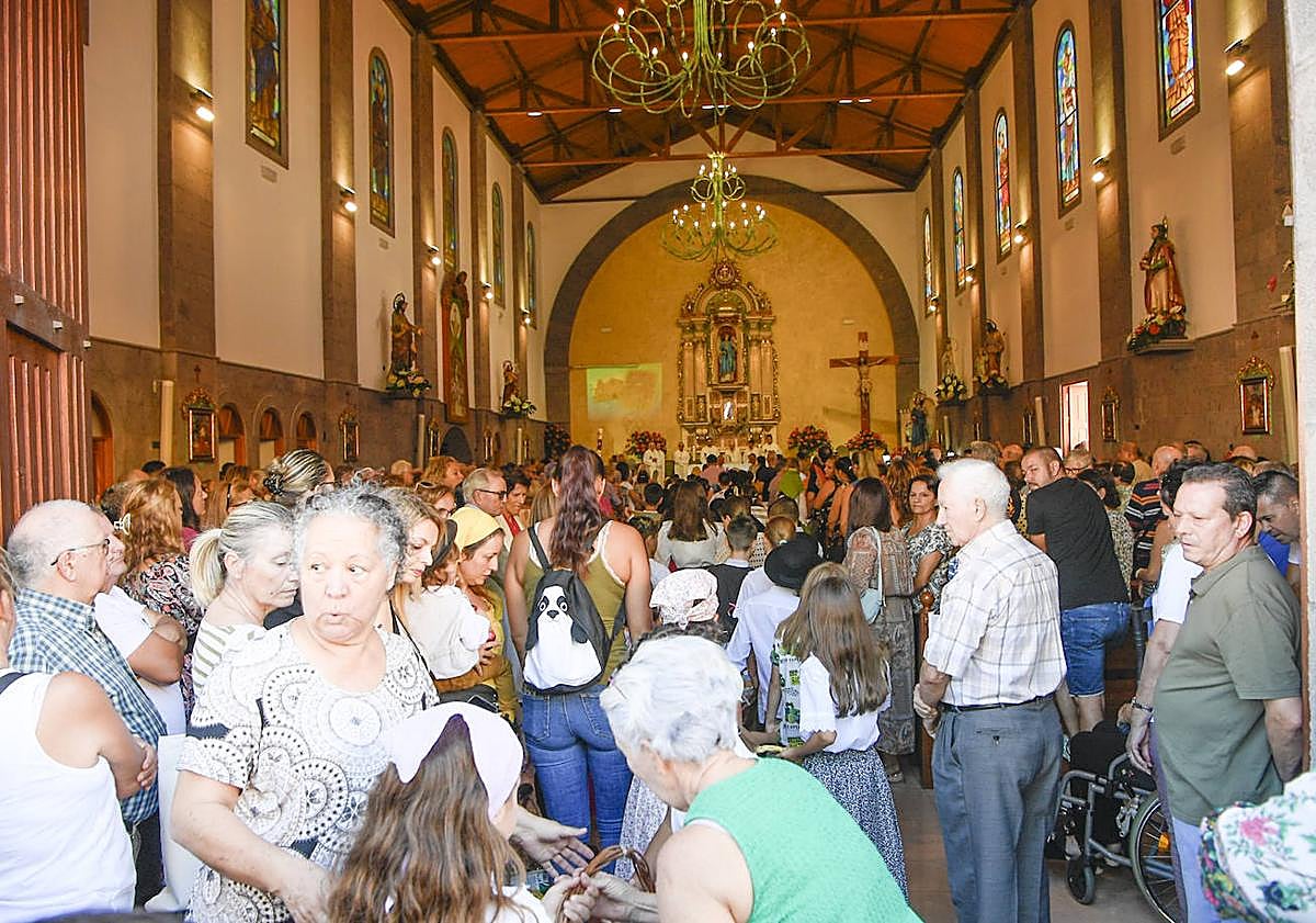 Imagen principal - La chiquillería arropa a San Rafael en Vecindario