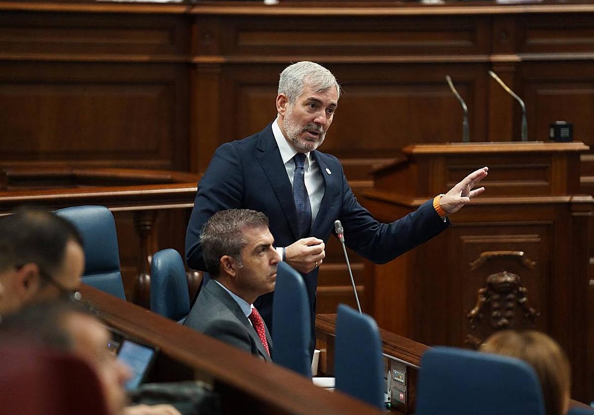 El presidente de Canarias, Fernando Clavijo, en el pleno del Parlamento autonómico este miércoles.