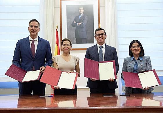 De izquierda a derecha, Iñaqui Carnicero, Raquel Sánchez, Pablo Rodríguez y Carolina Darias tras la firma del convenio en Madrid.