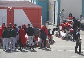 Inmigrantes en Puerto Naaos, Arrecife.