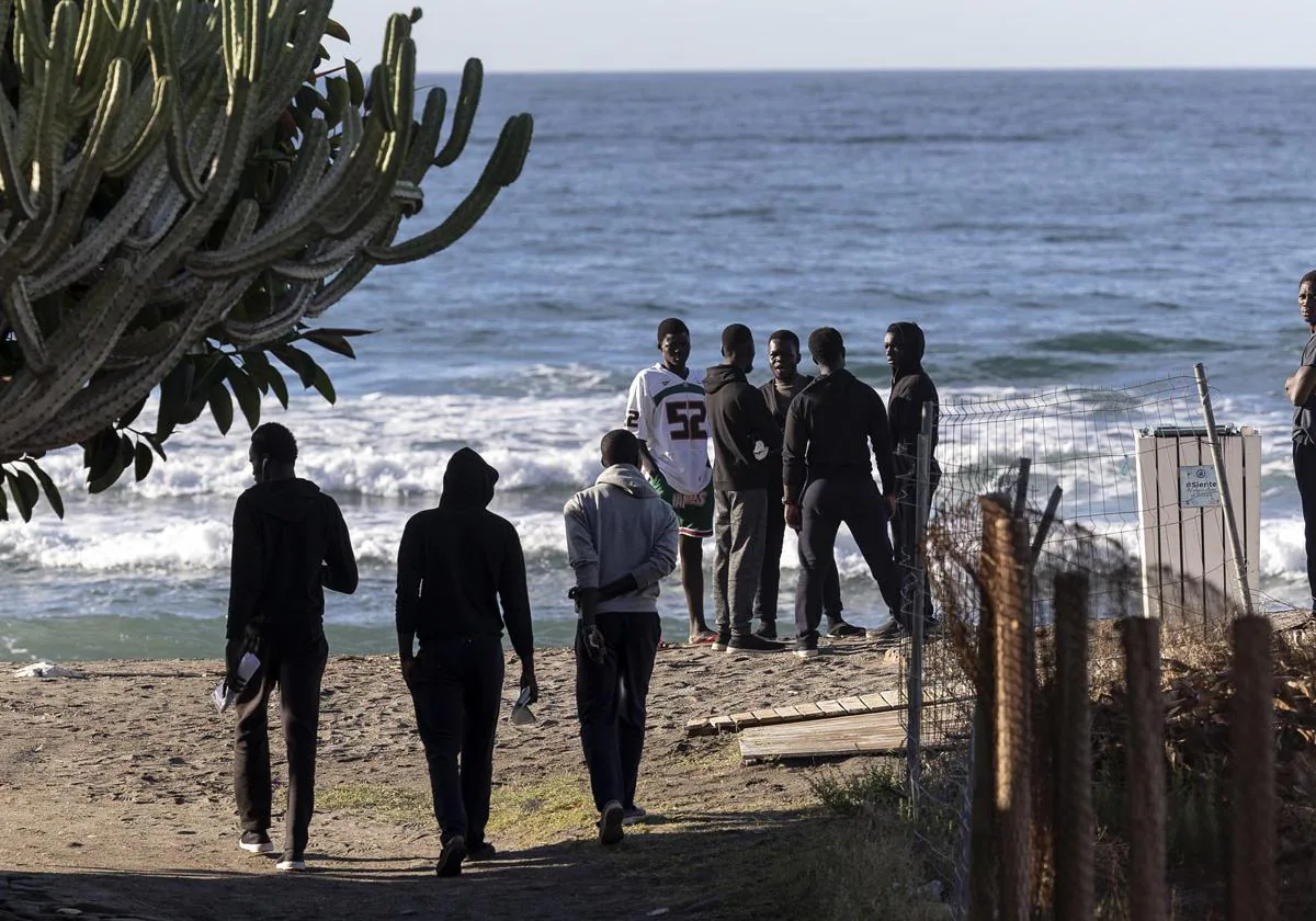 Algunos de los 240 inmigrantes de origen subsahariano llegados en los últimos días a Canarias y que el Gobierno ha trasladado hasta el hotel Urban Beach de la localidad malagueña de Torrox que actualmente está cerrado al público tras el fin de la campaña de verano.