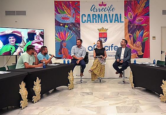 Mesa de trabajo del miércoles, con Laura San José moderando, con alcalde y edil de Festejos.