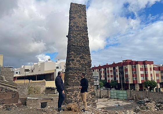 Juan Martel y Juan Antonio Peña, junto a la pilastra que queda de Los Picachos.