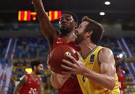 John Shurna lucha con su rival por penetrar a canasta.