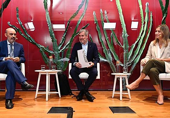 Fernando Clavijo (centro), en el Foro CANARIAS7.