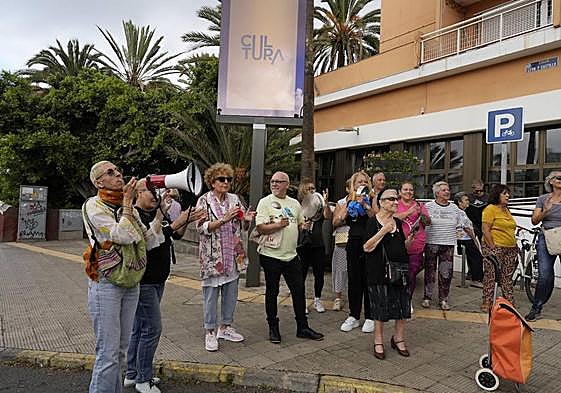 Concentración de protesta ante el Ayuntamiento.