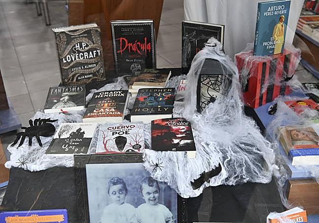 Escaparate de la Librería Sinopsis.