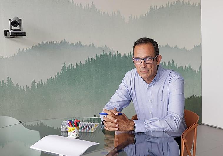 El juez Tomás Luis Martín en una de las salas de las que dispone el Juzgado de Violencia contra la Infancia y la Adolescencia.