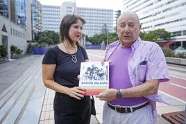 Onintze, autora del libro presentado en el CCA Gran Canaria Centro Cultura Audiovisual, con un ejemplar junto con su padre, Ramón Saldías.