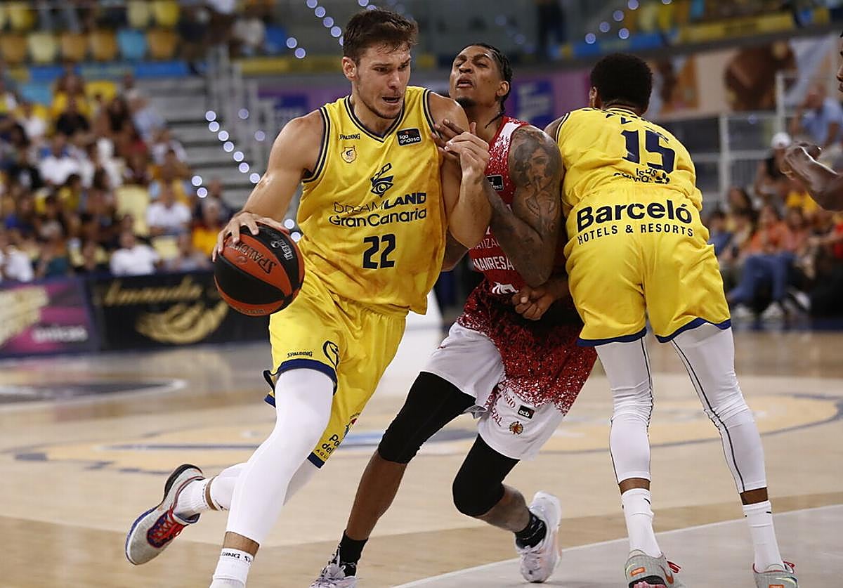 El pívot norteamericano del Dreamland Gran Canaria, Ethan Happ (izq.), en un lance del encuentro celebrado en el Gran Canaria Arena frente al Manresa.