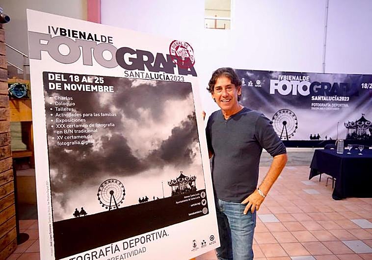 El fotógrafo de Canarias7, Arcadio Suárez, posa con el cartel.