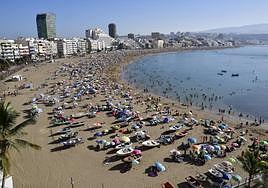 Foto reciente de la playa de Las Canteras.
