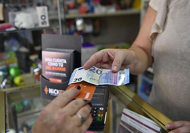 Una clienta obtiene efectivo en un punto Nickel.