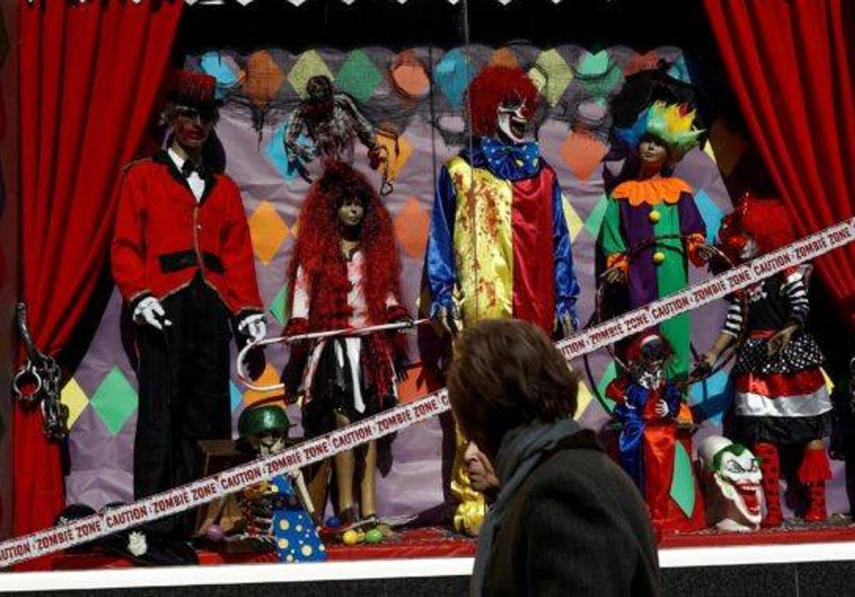 Imagen de archivo del escaparate de una tienda con disfraces para la noche de Halloween.