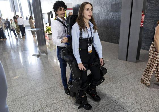 El exoesqueleto del hospital Insular pasea por ExpoMeloneras