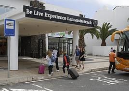 Huéspedes ante un complejo hotelero de Costa Teguise.