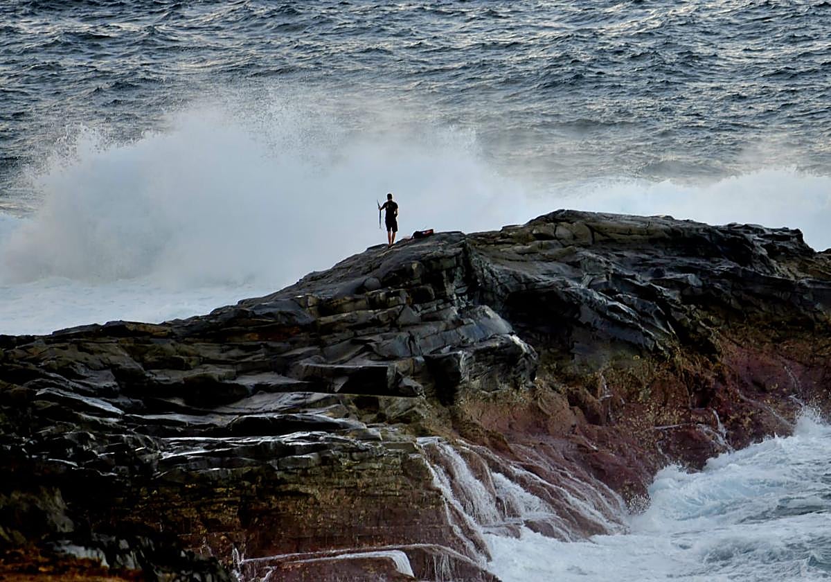 Las olas ya chocan con fuerza en la costa de Gran Canaria.