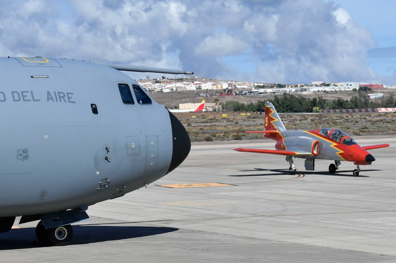 La Patrulla Águila aterriza en la Base Aérea de Gando