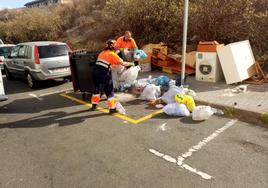 Trabajadores de FCC recogen basura en la parte municipal a petición del propio Ayuntamiento.