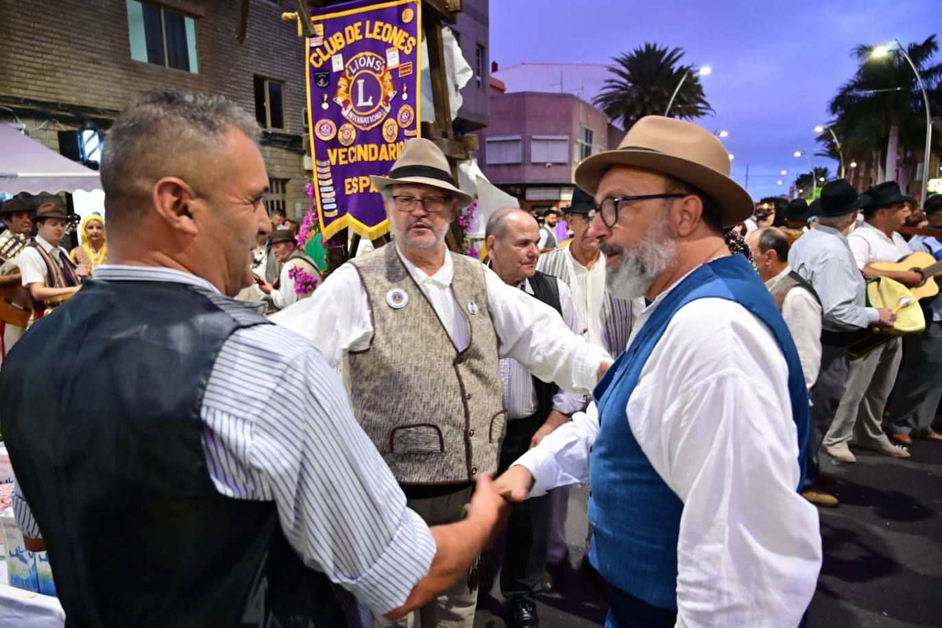 Miles de personas llenan las calles de Vecindario en la romería de San Rafael