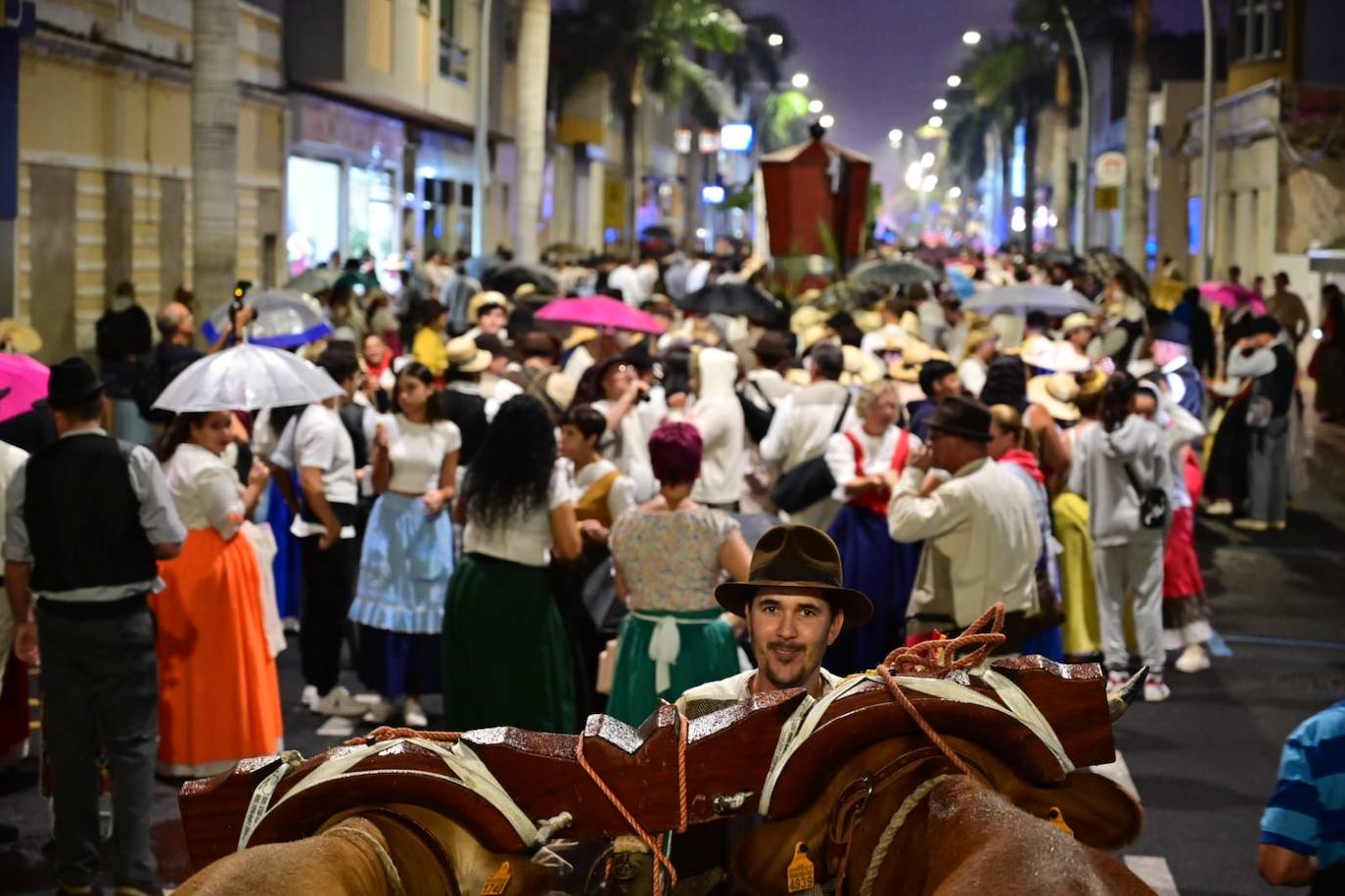 Miles de personas llenan las calles de Vecindario en la romería de San Rafael