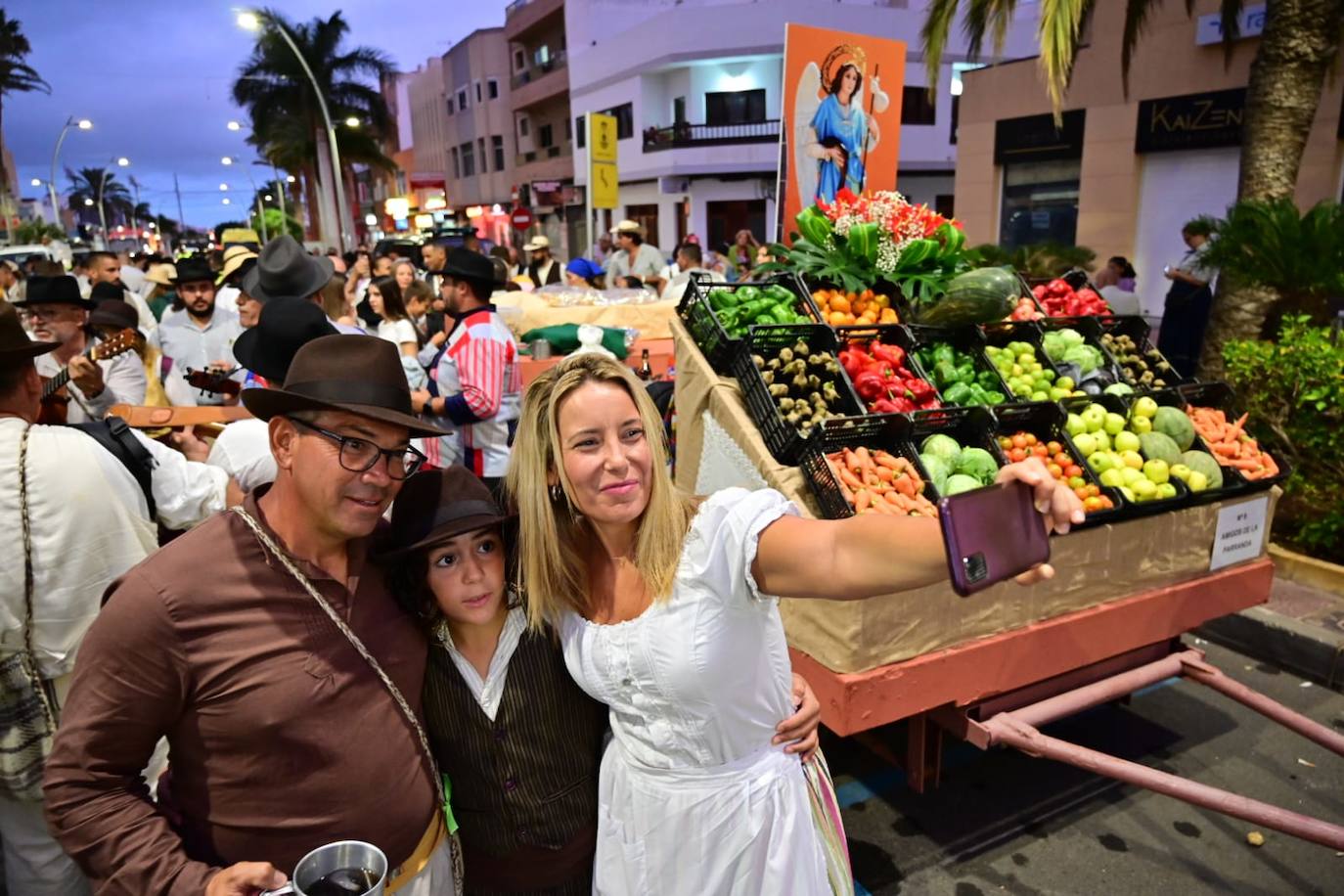 Miles de personas llenan las calles de Vecindario en la romería de San Rafael