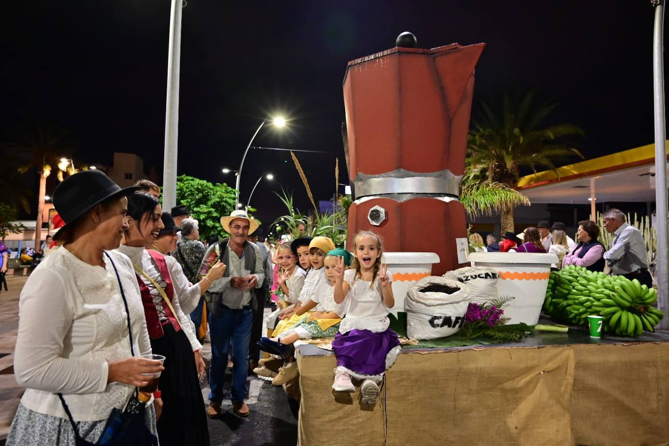 Miles de personas llenan las calles de Vecindario en la romería de San Rafael