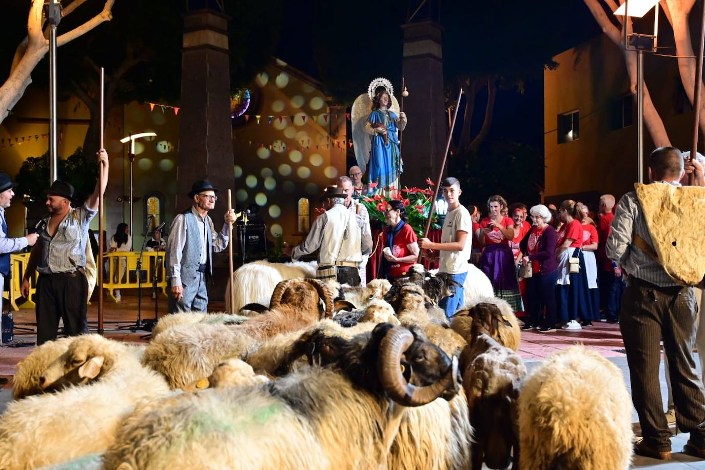 Miles de personas llenan las calles de Vecindario en la romería de San Rafael