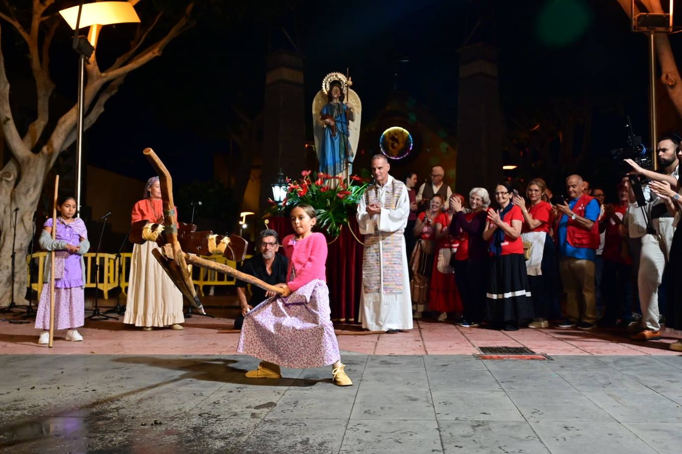 Miles de personas llenan las calles de Vecindario en la romería de San Rafael