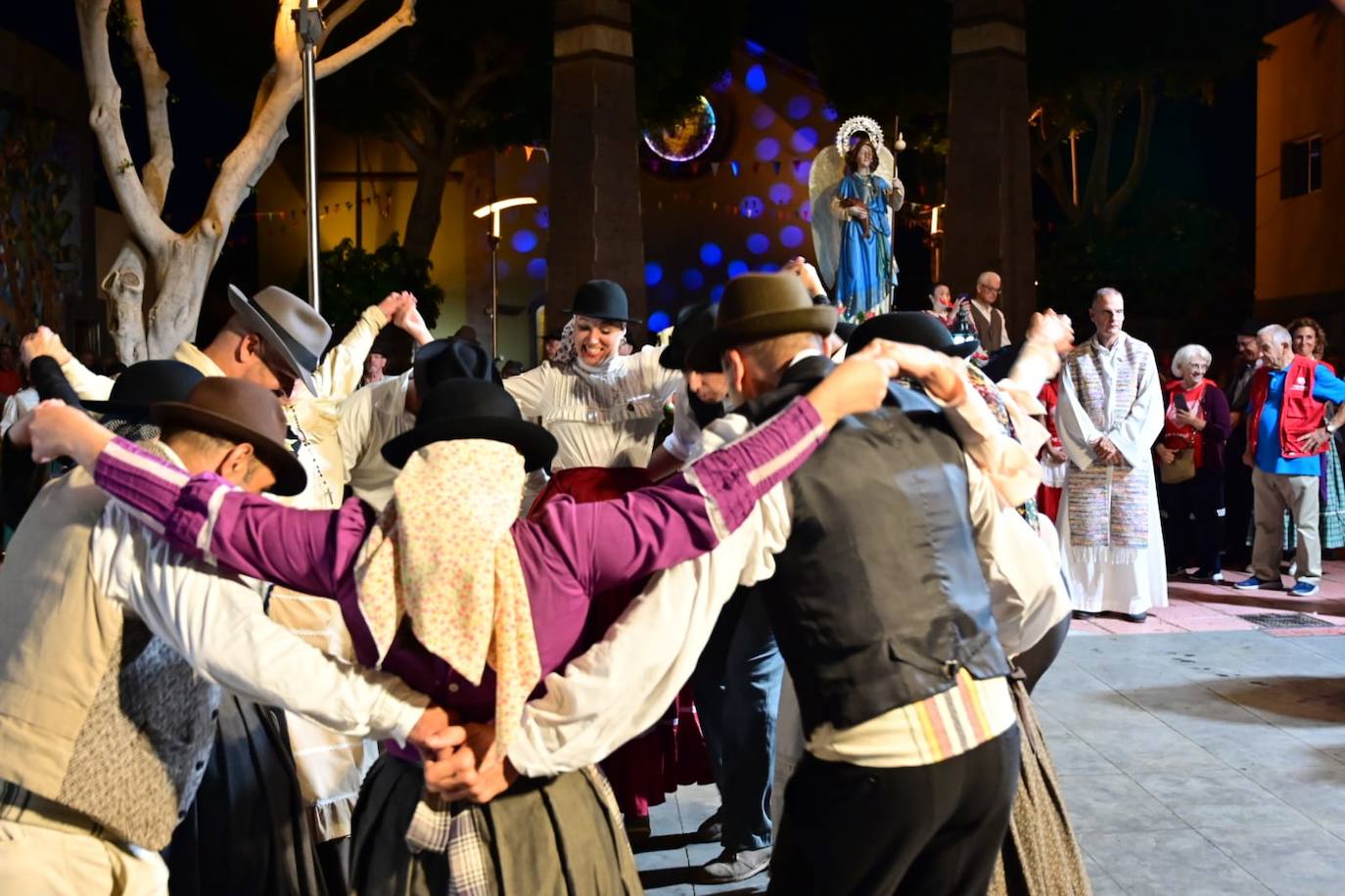 Miles de personas llenan las calles de Vecindario en la romería de San Rafael