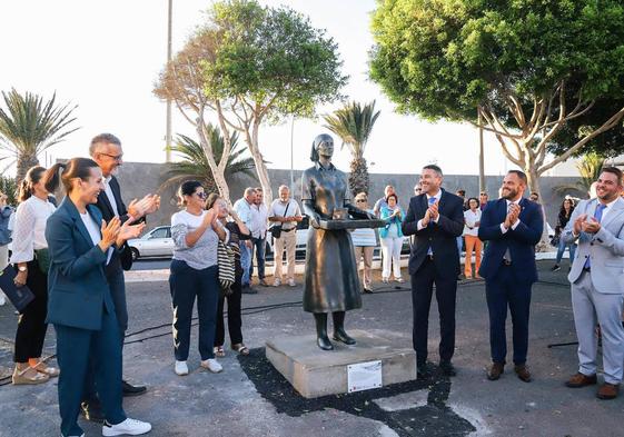 Lanzarote recuerda a las mujeres conserveras con una escultura