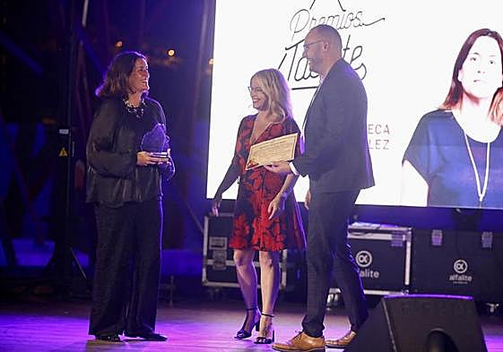 Rebeca Díaz, periodista de CANARIAS7, recogiendo su premio.