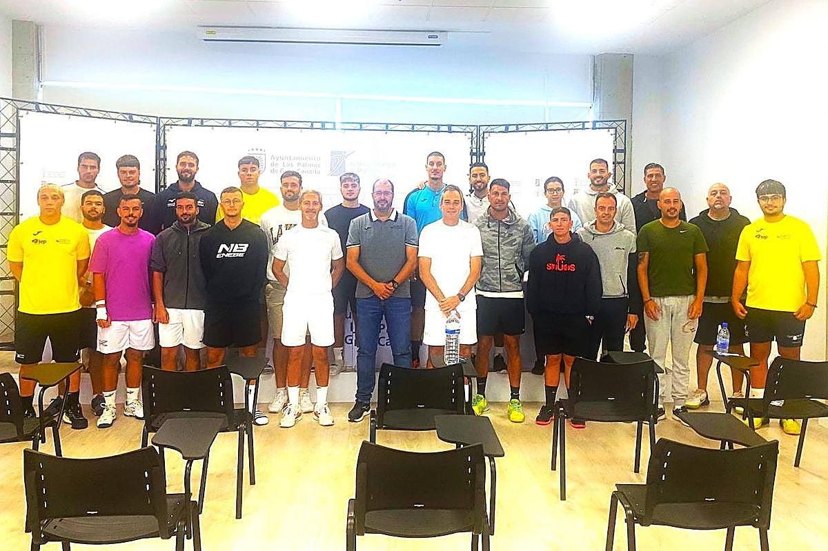 Los 22 aspirantes a monitores posan antes del examen.