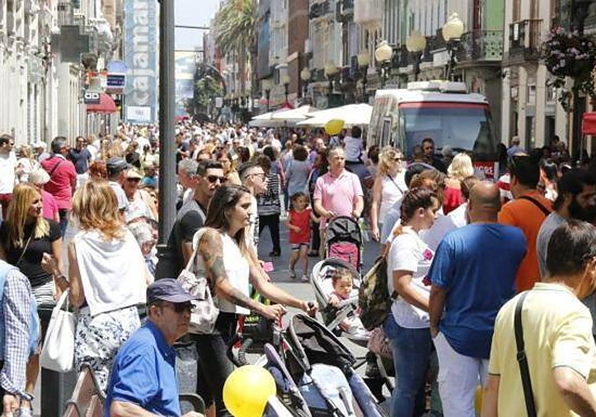 Población en la calle Triana de la capital grancanaria.