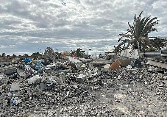 Escombros a retirar en la parcela 242-B de Costa Teguise.