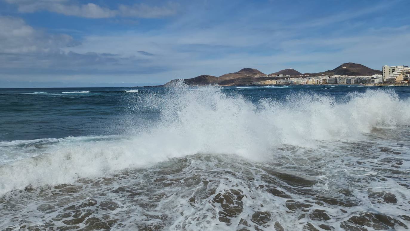 Sigue el fuerte oleaje en Las Canteras