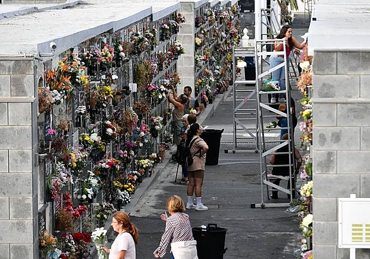 Varios ciudadanos depositan flores en San Lázaro.