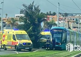 Imagen del tranvía y la ambulancia accidentadas en la capital tinerfeña.